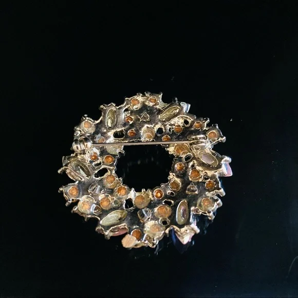 Retro Wreath Rhinestone Brooch - Picture 2 of 2